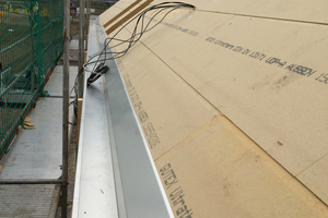  Auf die Holzelemente folgt die Gutex-Ultratherm-Holzfaserplatte, danach die UK für die Faserzement-Dachplatten Foto: Kasper & Neininger 