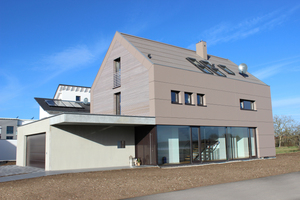  Zurückhaltend modern zeigt sich die Außenhülle, die Holzmassivbauweise ist auf den ersten Blick nicht zu erkennen Foto: Kasper & Neininger 