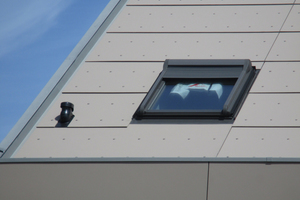  Gut zu erkennen ist die überlappende Anordnung der Faserzement-Dachplatten  Foto: Kasper & Neininger 