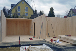  Mit dem Setzen der Deckenelemente ist der Holzkeller im Rohbau fertig Foto: Staudenschreiner 