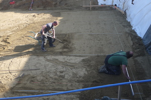  Bild 5_7.Planie herstellen_staudenschreiner_dach_holzbau Der mit Sand verdichtete Untergrund wird plan abgezogen. Im Sandbett liegen die Rohre für die Erdaktivierung   Foto: Staudenschreiner Holzbau 