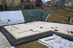  Die Bodenplatte ist verlegt, gut zu sehen ist der Falz an der Erd-zugewandten Seite, hier stehen die Seitenwände stumpf auf und werden so fixiert  Foto: Staudenschreiner Holzbau 