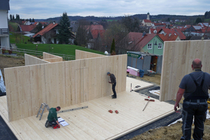  Die ersten Innenwände werden gesetzt Foto: Staudenschreiner 