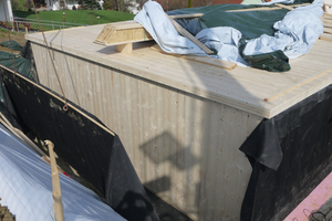  Mit Hilfe des Kranes können die Handwerker die EPDM-Bahn einfach befestigen  Foto: Staudenschreiner  