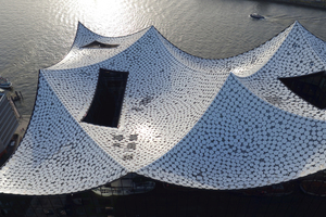 Meer aus Aluminiumlochblechen bedeckt das Dach der Elbphilharmonie 