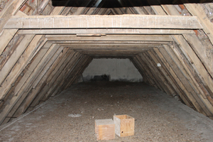  Die Hühnerstall-Betondecke unter dem Dach blieb, die Konstruktion wurde vorerst mit Spannschlössern gesichert Foto: Kleinwechter & Bröker, Havixbek 