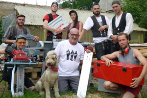  Gruppenfoto mit Hund: Alfons Zender (Mitte) von Mafell wies die Vorbereitungsgruppe der Sommerbaustelle in den fachgerechten Umgang mit den MAFELL Maschinen ein Foto: Schacht Axt & Kelle 