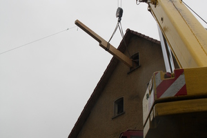  Hier wird eine der 20 m langen Pfetten in den Dachstuhl gehoben. Zu erkennen ist der mit 1,60 m sehr mächtig ausgebildete Pfettenstoß Foto: Alte Mühle e.V., Gömnigk 