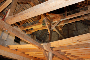  Um die Außenmauern von den Dachlasten zu entlasten, wurden zusätzliche Stiele direkt unter die Fußpfetten gestellt und mit diesen verbunden
Foto: Schacht Axt &amp; Kelle


 