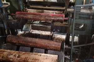  Furniersperrholzproduktion mit Metsä-Wood-Werk in Lohja: Maschine zum Schälen der Stämme. In weniger als 10 Sekunden wird aus dem Stamm ein dünnes Schälfurnier Foto: Rüdiger Sinn 