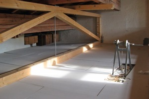  Das Dachgeschoss nach der Sanierung. Zum Einsatz kamen die Holzfaserdämmmatten holzFlex protect 
