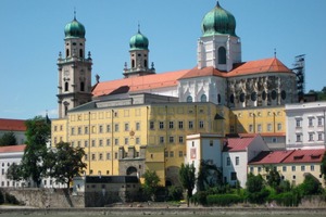  Die Alte fürstbischöfliche Residenz, seit 1879 Amtssitz des Landgerichts Passau, erhielt Ende 2009 eine Geschossdeckendämmung Fotos: Homatherm 