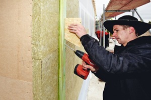  Die selbst gebaute Einschraubhilfe stellte sicher, dass die Doppelgewindeschrauben genau im 60 Grad-Winkel durch Konterlattung und Dämmplatten in die Stiele getrieben wurdenFotos: Rockwool 