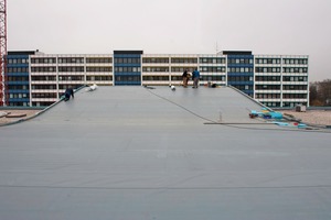  Rechts: Fixierung und Dachrandausbildung mit Rhepanol fk auf dem Vordach 
