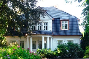  Die Villa mit neu gedecktem Dach: im Bereich der runden Mansardenfläche (oberhalb des Terrassenbereiches) kamen spezielle Dachziegel zum Einsatz 