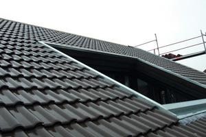  Fertiges Dach im Bereich einer Loggia. Eindeckung mit Creaton Maxima RG 9Foto: Daniel Paarsch GmbH 