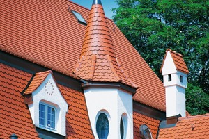 Exklusives, denkmalgeschütztes Wohnhaus in Neu-Ulm: Turm in Kegeldeckung mit naturroten “KLASSIK“-Bibern  