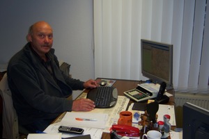  Uwe von der Kammer bei der Arbeit mit dem Monitoring-System im Büro 