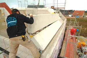  Die Montage der Porenbeton-Dachplatten erfolgt im Zuge der Rohbauarbeiten. Fugen müssen noch bewehrt und mit Beton vergossen werden 