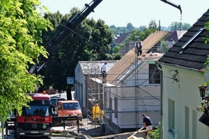  Das Richten des Gebälks auf einem Massivdach ist mit kleineren Holzquerschnitten und in kürzerer Zeit möglich, als bei einem konventionellen Dachstuhl 