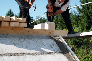  Die Befestigung der Holzkonstruktion kann mit zugelassenen Dübeln in den Porenbeton Dachplatten sowie in den betonierten Vergussnuten und Ringbalken beziehungsweise Ringankern erfolgen 