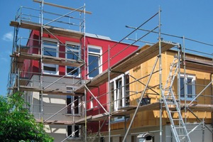  Fassade mit Gutex-Thermowall und Gutex-Multitherm während der Bauphase. Das WDV wurde mit Grundputz beziehungsweise Holzschalung versehen 