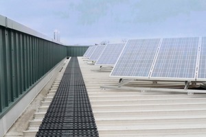  Kee Walk auf einem Flachdach eines Behördengebäudes in direkter Nachbarschaft zu einer Photovoltaikanlage<br /> 
