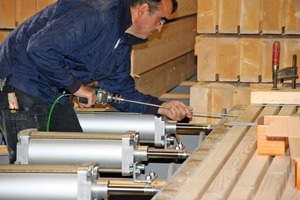  Nach dem Vorspannen erfolgt die maschinelle Verschraubung der Stapel mit der Heco-TOPIX-CC. Dabei wird zusätzliche Verspannung eingebracht. Das Doppelgewinde mit unterschiedlicher Steigung der Schraube zieht die Bauteile zusammen und gewährleistet die Übertragung hoher Zug- und Druckkräfte über das Gewinde 