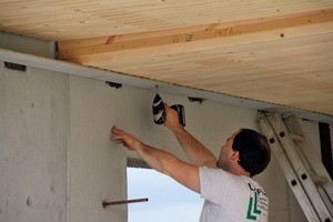  Rechts: Die Module der Systemdecke liegen direkt auf den Pfetten auf und werden in wenigen Arbeitsschritten montiert 