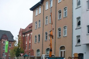  Der Transport der ZVE-Platten ins Dachgeschoss erfolgte mit einem Lastenkran 