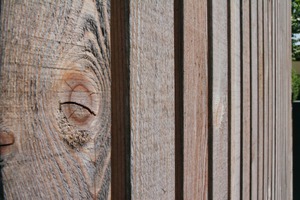  Für die neue Fassadenbekleidung aus sibirischer Lärche wurde ein nicht deckender und vorvergrauter Anstrich gesucht, der die Holzstruktur betonen soll  