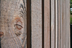 Für die neue Fassadenbekleidung aus sibirischer Lärche wurde ein nicht deckender und vorvergrauter Anstrich gesucht, der die Holzstruktur betonen soll  