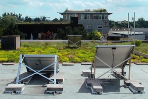  Die Messanlage auf dem Versuchsdach: im Vordergrund die Module 1 und 2 auf der Bitumen-abdichtung, im Hintergrund das Modul 3 auf der Dachbegrünung 