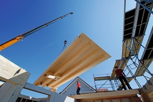  Ein Bauteil nach dem anderen schwebt am Ladekran auf die Baustelle 