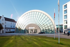  Der markante Erweiterungsbau der Stadthalle Bielefeld ist multifunktional nutzbar und bietet Platz für bis zu 5000 Besucher 