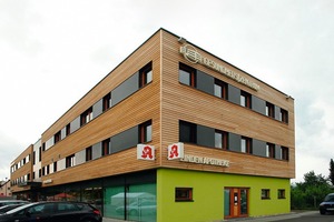  Gesundheitszentrum Büchenbeuren, wie es sich heute präsentiert: moderne Architektur, gebaut mit vorwiegend nachwachsenden Rohstoffen, perfekte Eingliederung in die Landschaft 