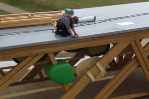  Dacharbeiten: die PVC-P Folie wurde großflächig auf der Holztragschale befestigt 