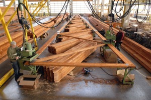 Großkonstruktionen aus Nagelplattenbindern bis zu 35 Meter freitragend werden bei Opitz gefertigtFoto: Opitz Holzbau 