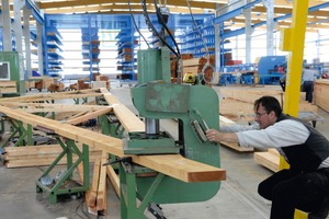  Ein Monteuer bedient die Presse für Nagelplattenkonstruktionen bei Opitz in NeuruppinFoto: Opitz Holzbau 