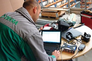   Die gemessene Belastung wird in Echtzeit an einen Laptop geschickt und angezeigt 