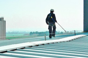  Dachhaken und Anschlagpunkte bieten Schutz bei Arbeiten in gefährlichen Höhen. Um sie aber auf den Markt zu bringen, müssen sie getestet werden 