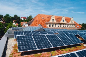  Dank des Kühleffektes einer Dachbegrünung erhöht sich die Leistung der Solarmodule um etwa 4 Prozent, so das Ergebnis der Zinco-Messreihen 