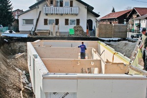  Der Keller des Musterhauses ist aus massiven Holzwänden gefertigtFoto: Ambros 