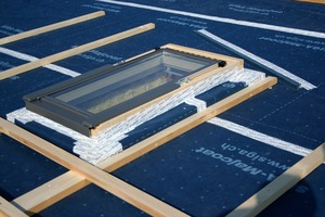  Besondere Sorgfalt gilt bei der Verklebung von komplizierten Anschlüssen wie etwa Dachfenstern. Hier sollten besonders flexible und anschmiegsame Klebebänder verwendet werden 