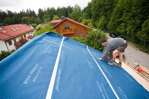  Rechts: Die ideale Winterkleidung ist ein wärmende Pullover und eine undurchlässige Windjacke. Das gleiche Prinzip gilt auch auf dem Dach: Die Dämmung dient als Pullover, die winddichte Schicht als Jacke und das Klebeband als Reißverschluss 