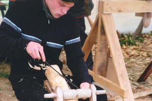  Arbeit mit dem Hobelpferd, dabei wird das Holz mit dem Ziehmesser geglaettet 