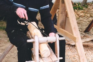  Arbeit mit dem Hobelpferd, dabei wird das Werkstück mit dem Ziehmesser geglättet 