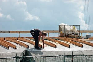  Bei Dacharbeiten sind Sicherheitsschuhe mit dem Sicherheitsnachweis S3 zu tragen Foto: pixelio.de / Bernd Sterzl 
