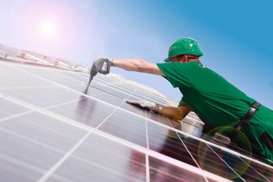  Eine PV-Aufdach-An-lage erfordert eine entsprechende Unterkonstruktion und geeignete Dachhaken

 