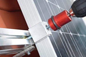  Rechts: Sicherheits-Solarbefestigung (SiSo) mithilfe eines Montagegestells 

 